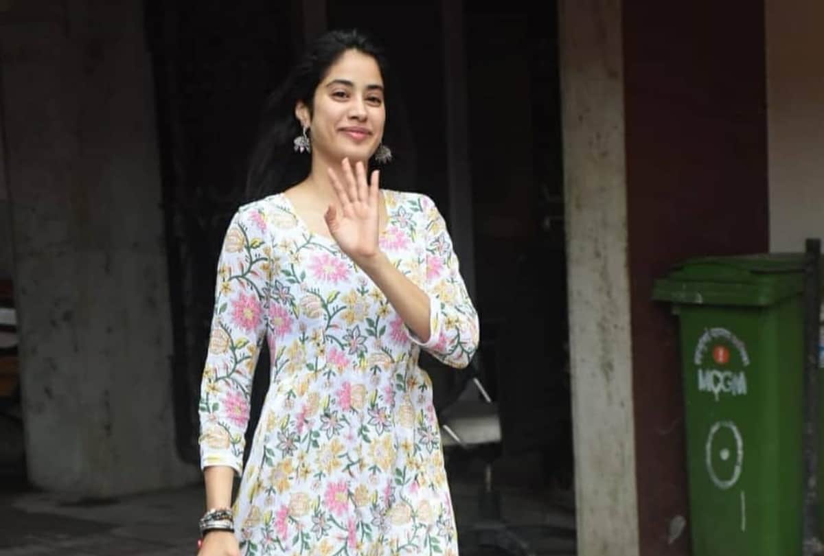 janhvi kapoor spot in yellow kurta once again with khushi kapoor outside of arjun kapoor house