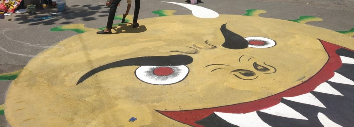 Women police personnel made a painting of Corona aware