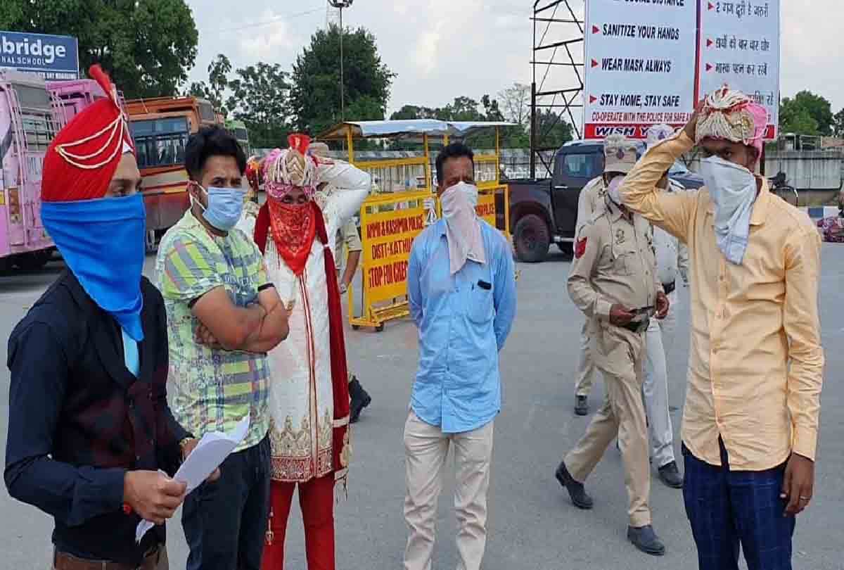wedding in lockdown Marriage on road due to lockdown in lakhanpur jammu kashmir