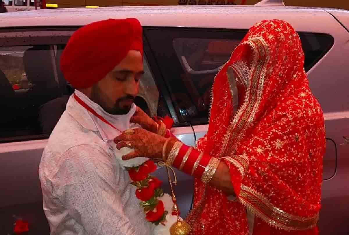 wedding in lockdown Marriage on road due to lockdown in lakhanpur jammu kashmir