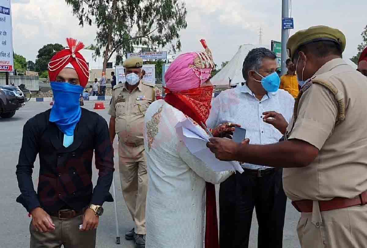 wedding in lockdown Marriage on road due to lockdown in lakhanpur jammu kashmir