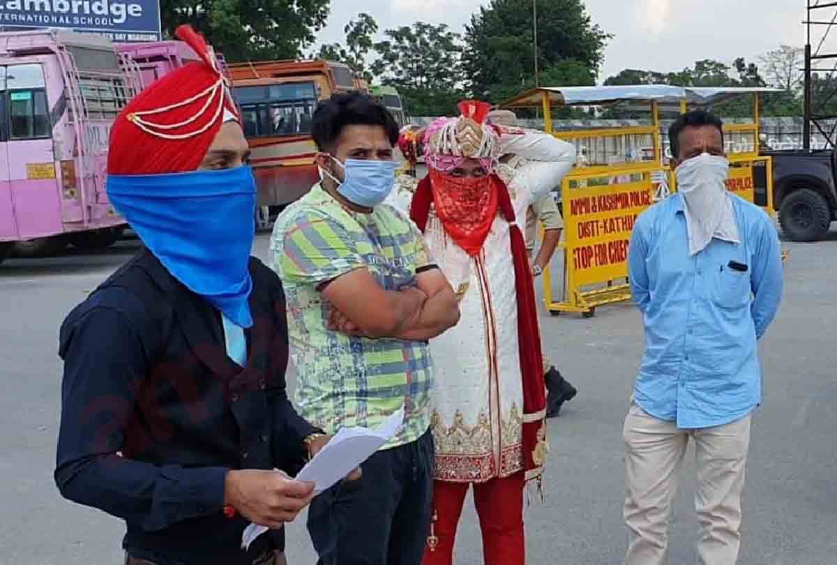 wedding in lockdown Marriage on road due to lockdown in lakhanpur jammu kashmir