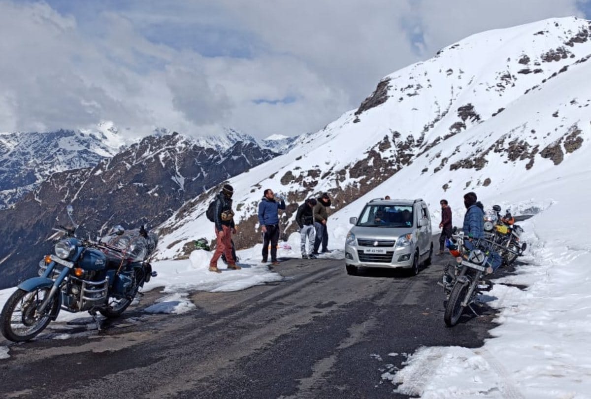 fresh snowfall in rohtang BRO clearing snow on Manali Leh road