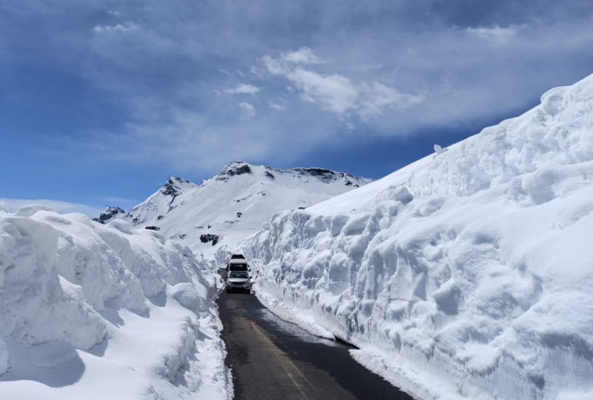 fresh snowfall in rohtang BRO clearing snow on Manali Leh road