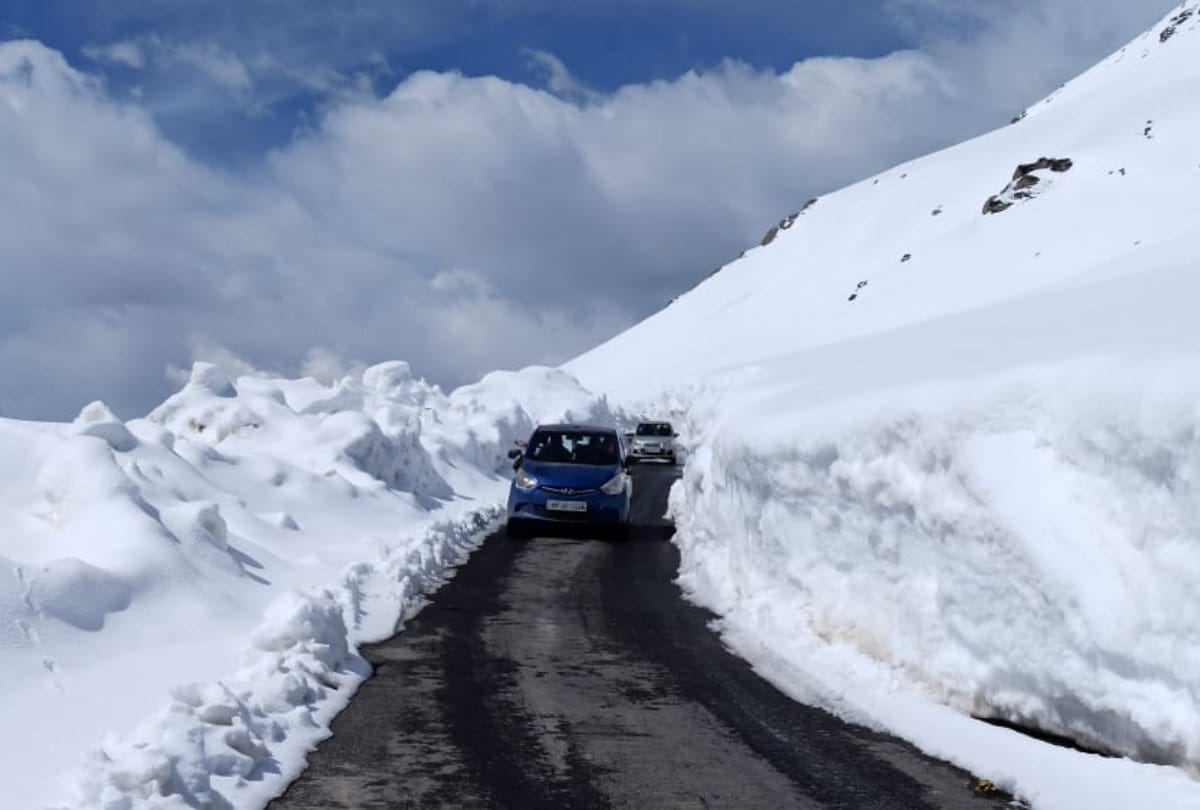 fresh snowfall in rohtang BRO clearing snow on Manali Leh road