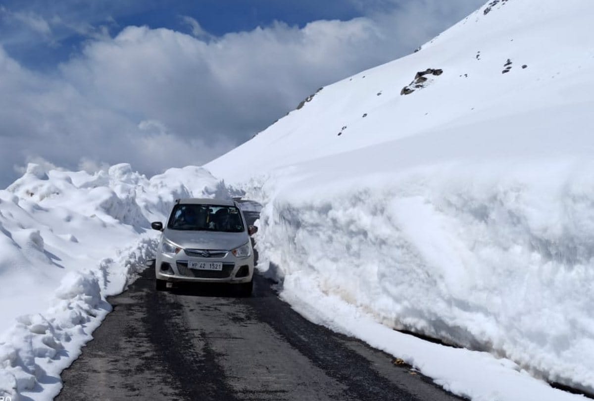 fresh snowfall in rohtang BRO clearing snow on Manali Leh road