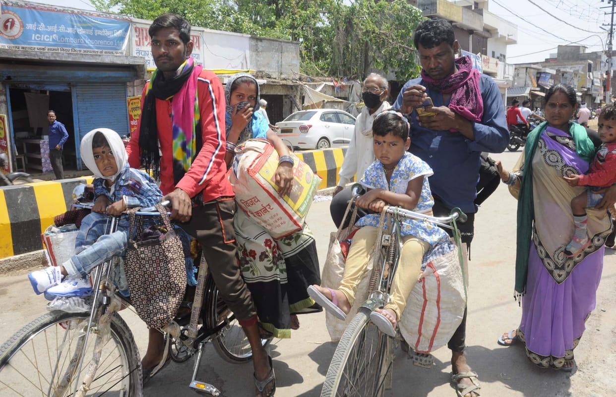 Laborers came out of Bilaspur with a bicycle after cheating the contractor