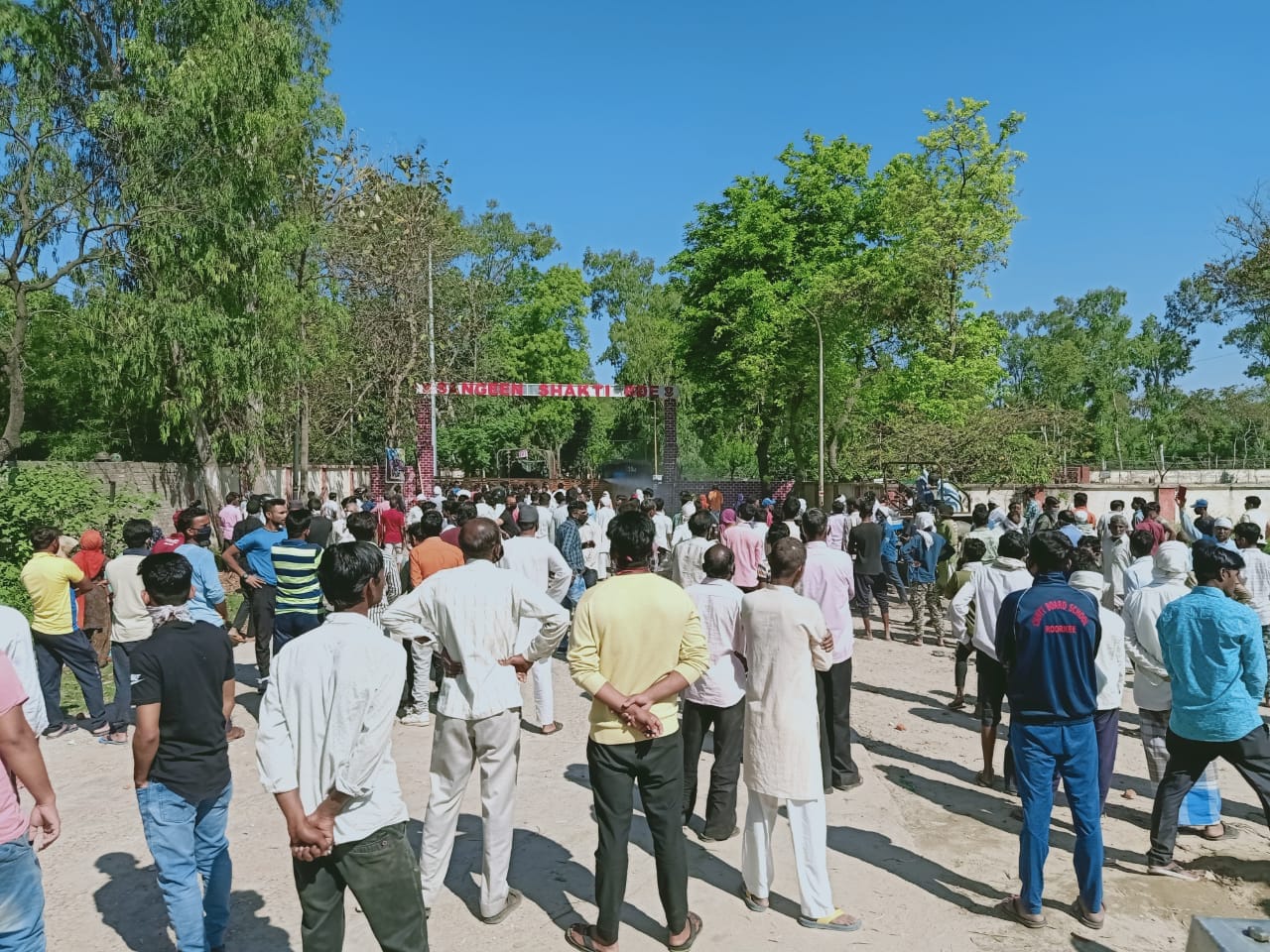 roorkee: army close road, villagers got angry, four injured