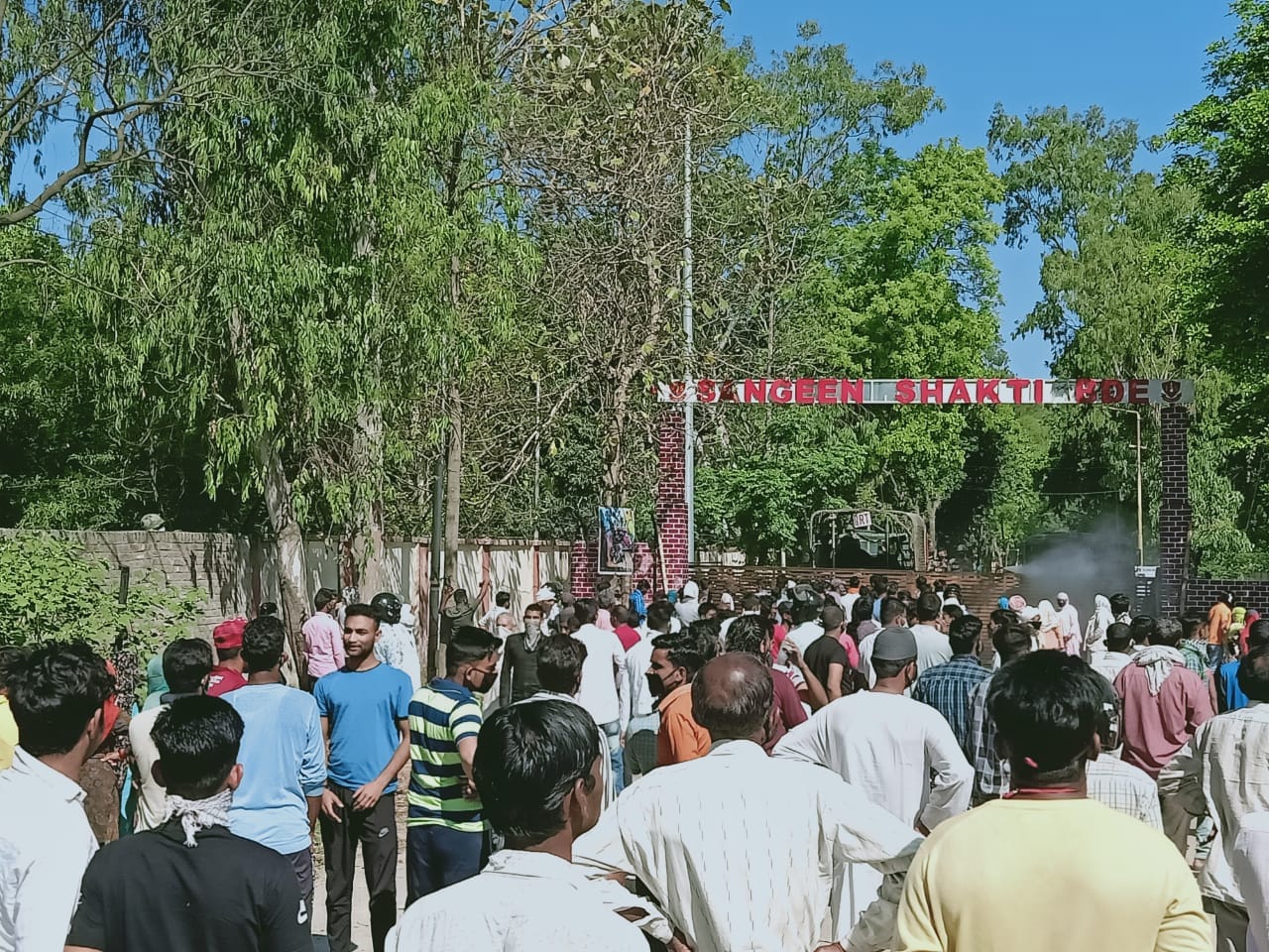 roorkee: army close road, villagers got angry, four injured