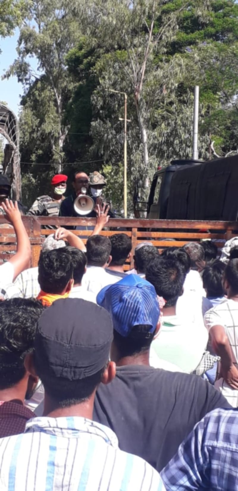roorkee: army close road, villagers got angry, four injured