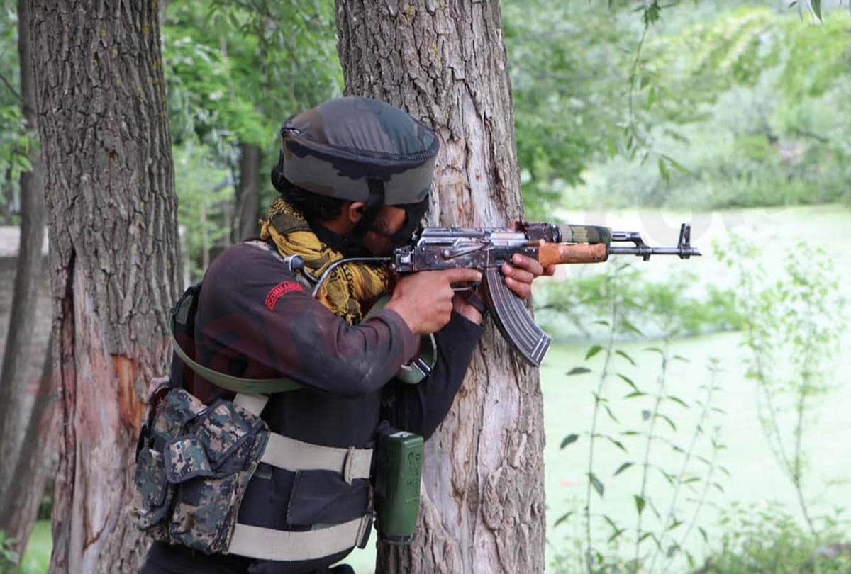 Riyaz Naikoo latest news in hindi, Beighpora Awantipura encounter jammu kashmir