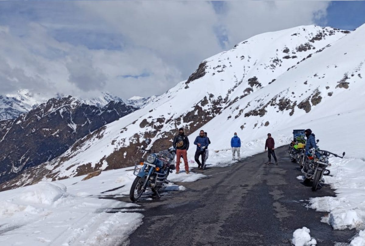 fresh snowfall in rohtang BRO clearing snow on Manali Leh road