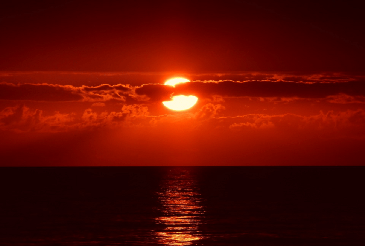 why does the sun turn red when it rises and falls