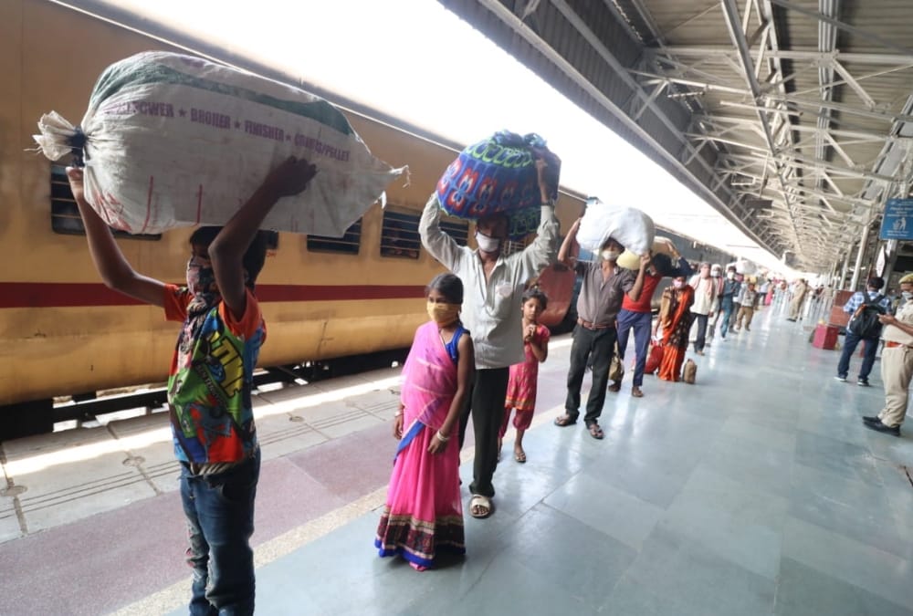 3964 workers reached lucknow from gujarat by shramik special trains