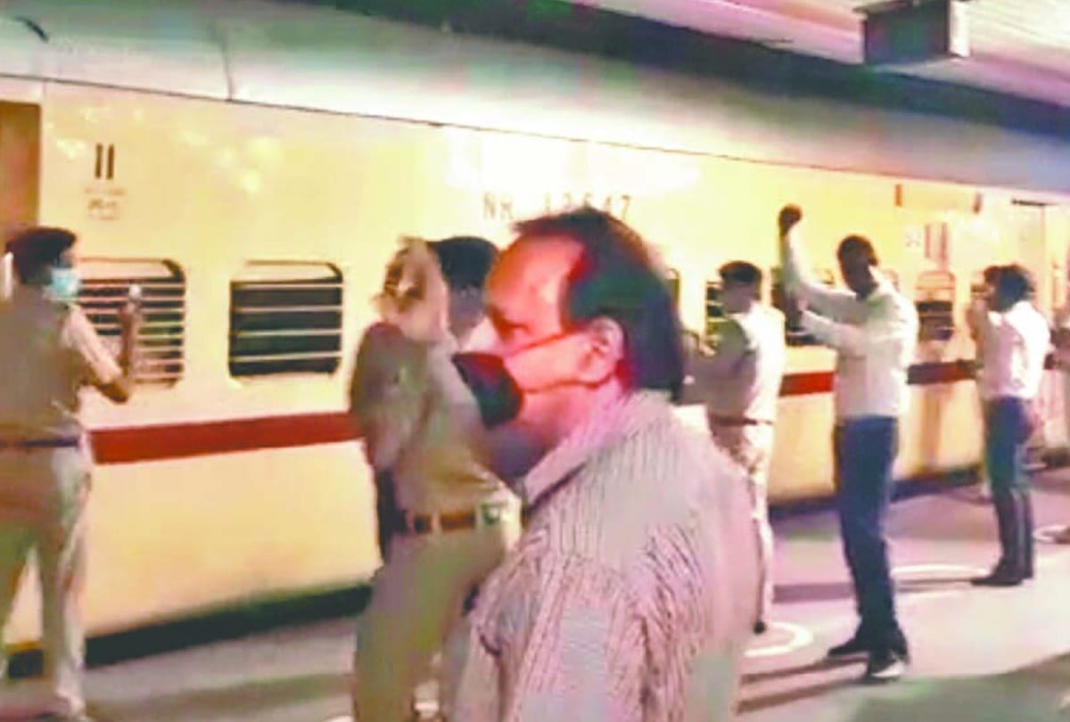 First train with 1050 labourers left for Madhya Pradesh 