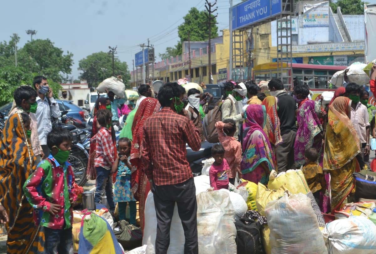 Special train from Palam in Gujarat reached Farrukhabad station carrying 1295 workers