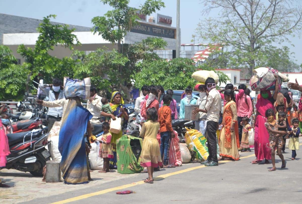 Special train from Palam in Gujarat reached Farrukhabad station carrying 1295 workers