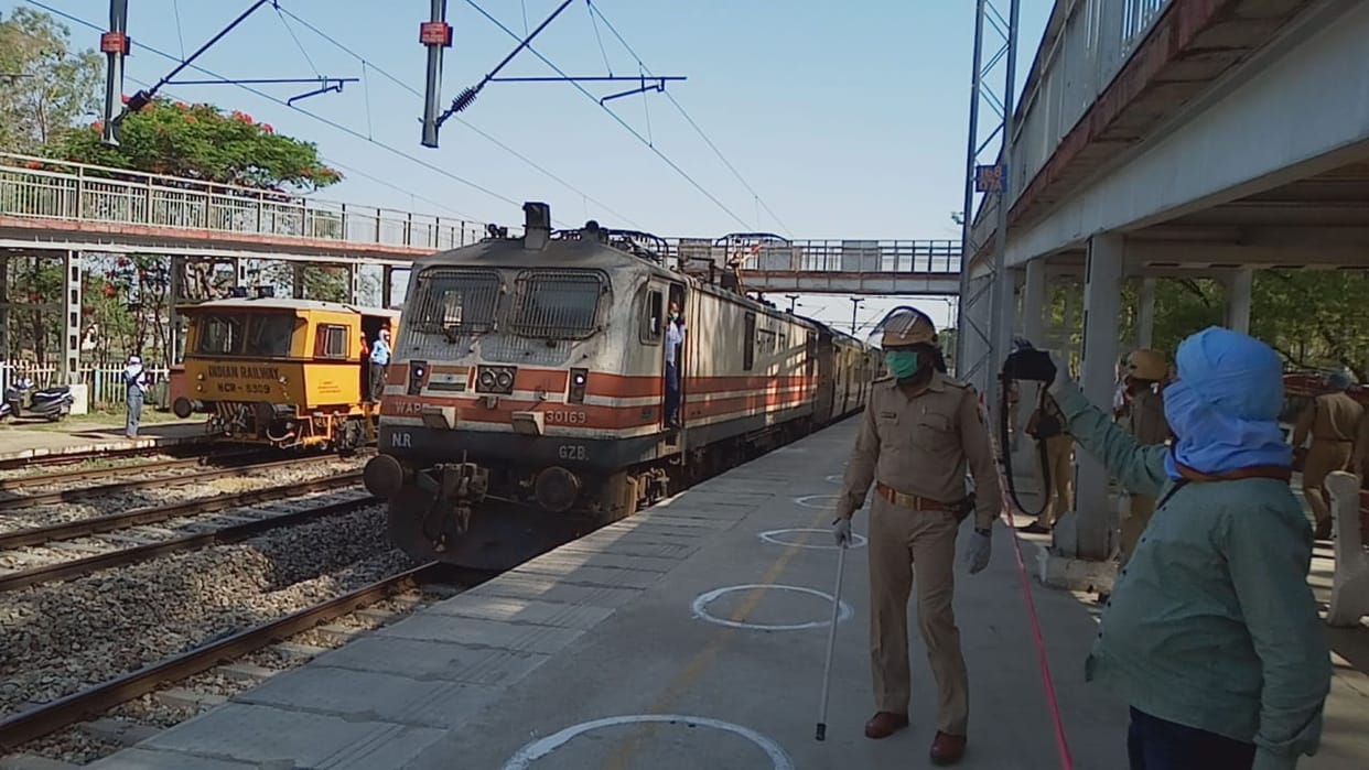 Special train carrying 1200 workers from Gujarat to these districts of UP, some paid fare, some did not