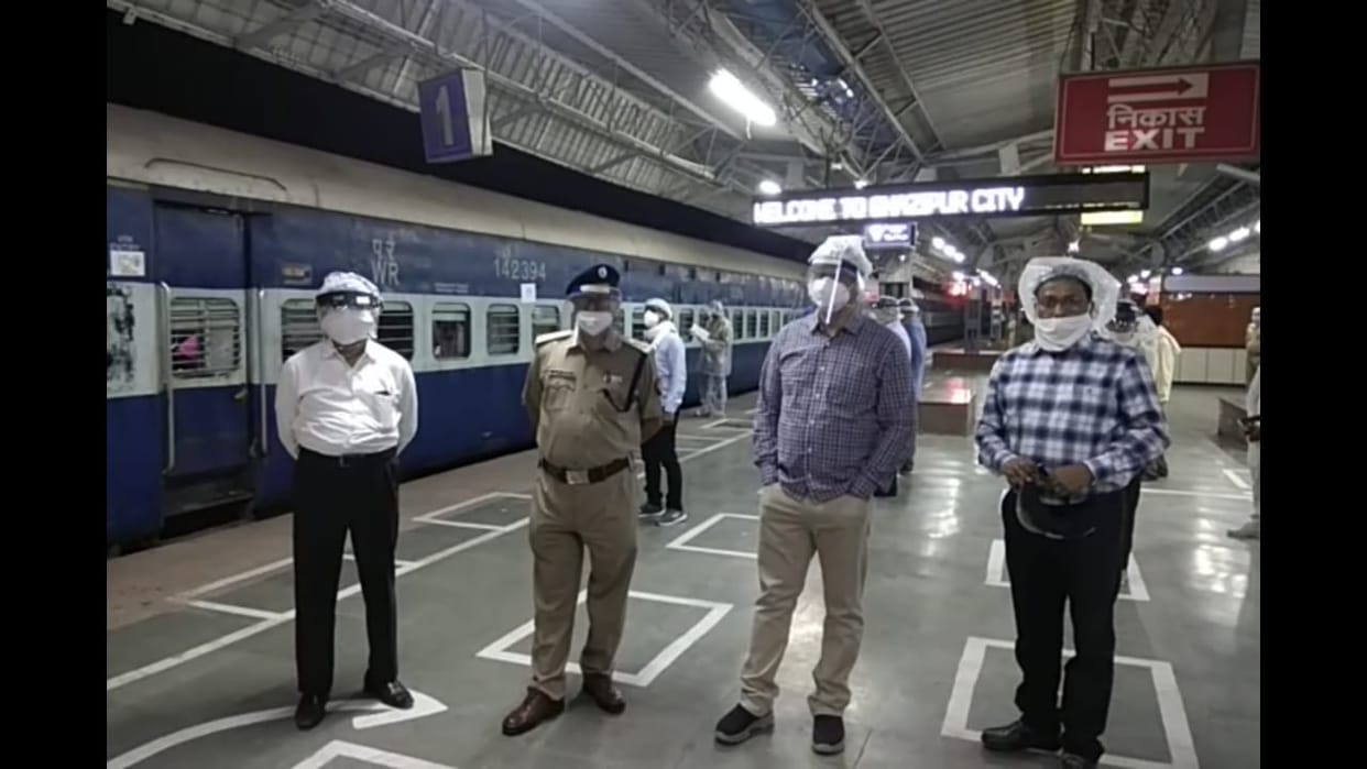 1800 people from Gujarat and 800 from Jalandhar reached Ghazipur by special train
