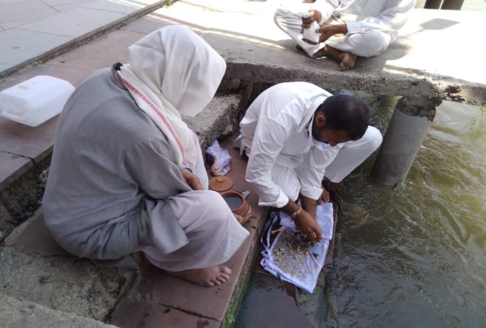 Lockdown 3.0: Many People Doing bone Immersion in haridwar After 45 days