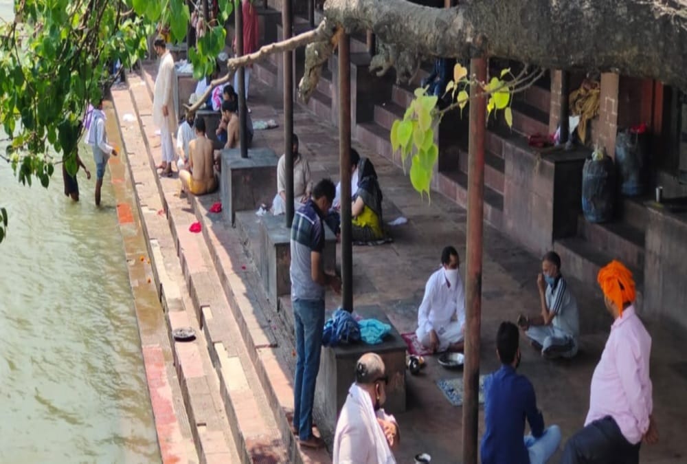 Lockdown 3.0: Many People Doing bone Immersion in haridwar After 45 days