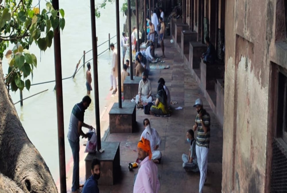 Lockdown 3.0: Many People Doing bone Immersion in haridwar After 45 days