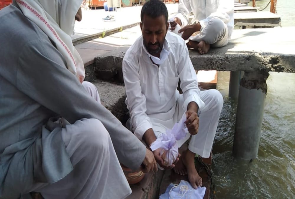 Lockdown 3.0: Many People Doing bone Immersion in haridwar After 45 days