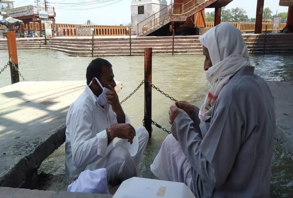 Lockdown 3.0: Many People Doing bone Immersion in haridwar After 45 days