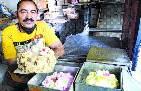 Big businessmen deliver sweets and deliver at home