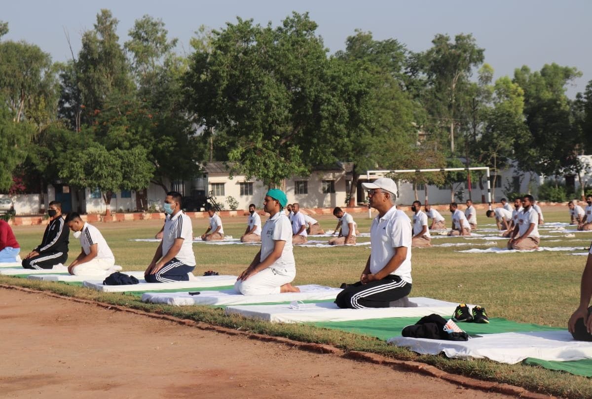 police doing yoga exercise for fight against coronavirus in agra
