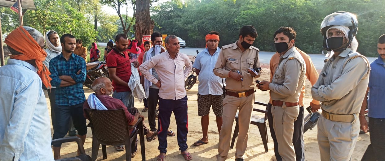 Hathras: Thieves cracked locks of mobile shop and provision store, crossed Rs 1 lakh