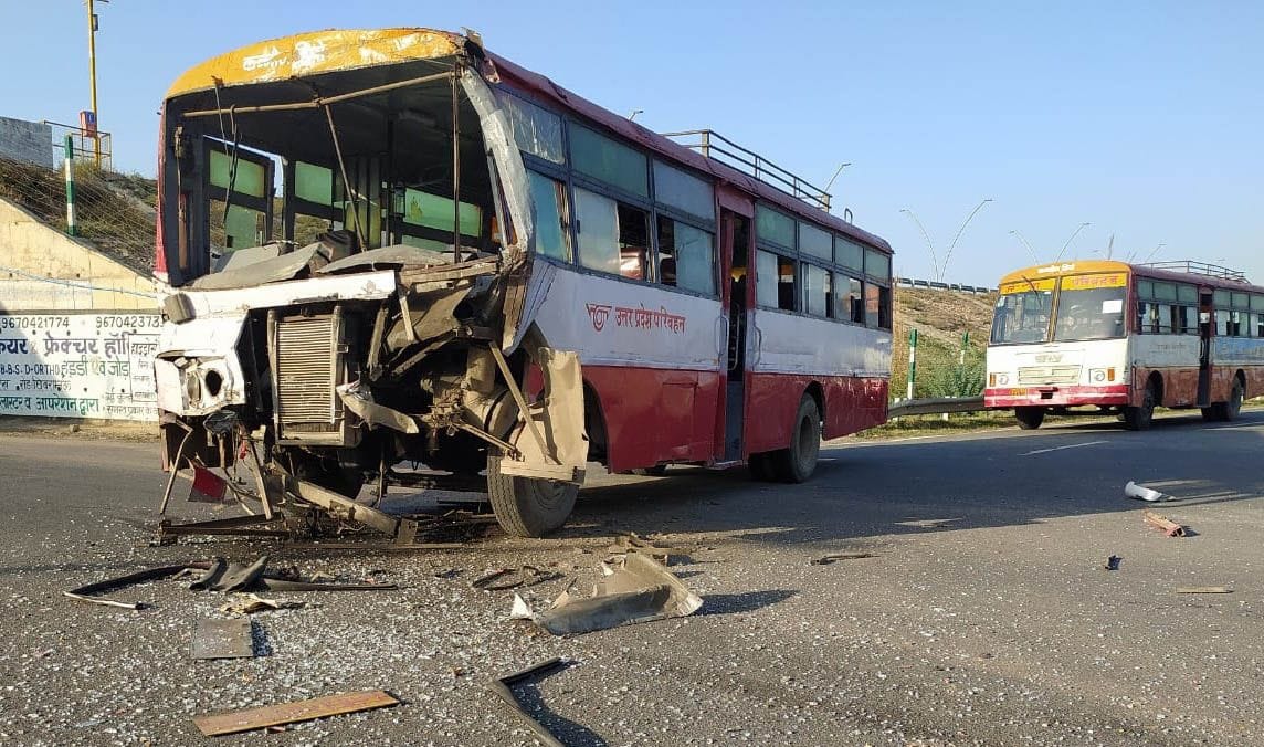 speshal tren se kannauj pahunche yaatriyon ko le ja rahee bas kee dampar se bhidant, saat ghaayal