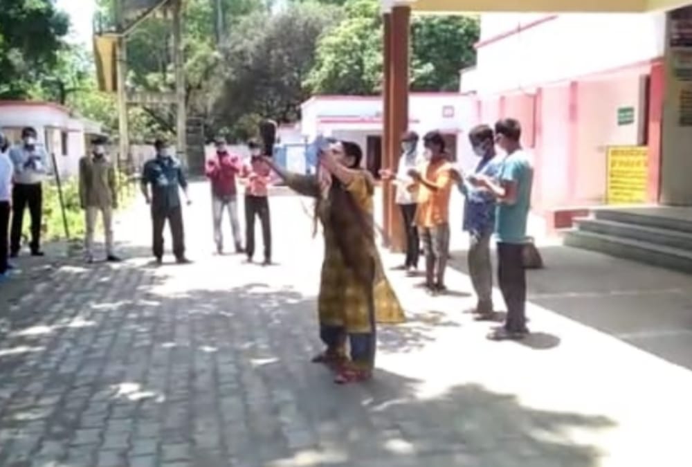BJP leader's daughter in law danced to show her happiness after defeating corona.