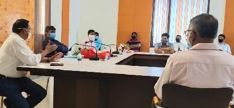 Commissioner reached Parsakheda to take the condition of industry and entrepreneurs