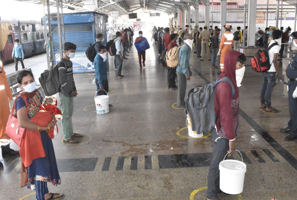 Special trains reached Gorakhpur carrying migrant workers from other state