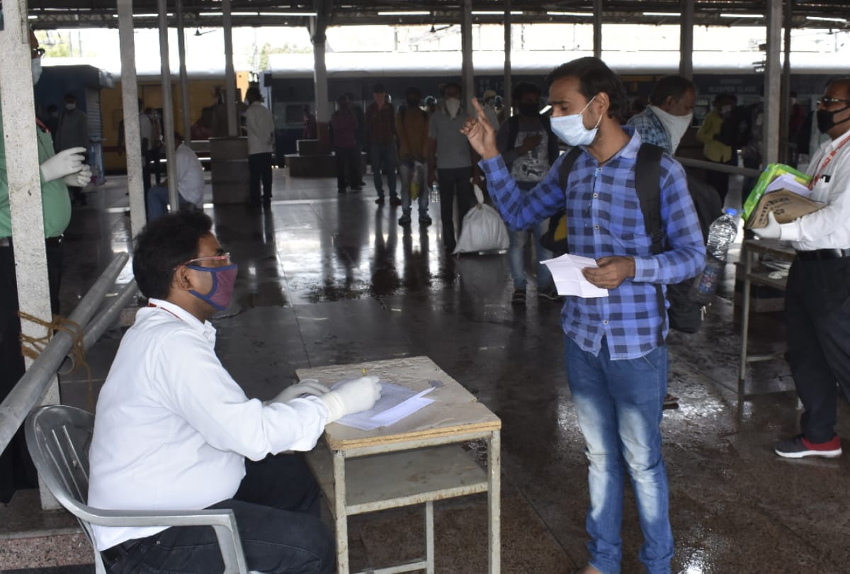 Special trains reached Gorakhpur carrying migrant workers from other state