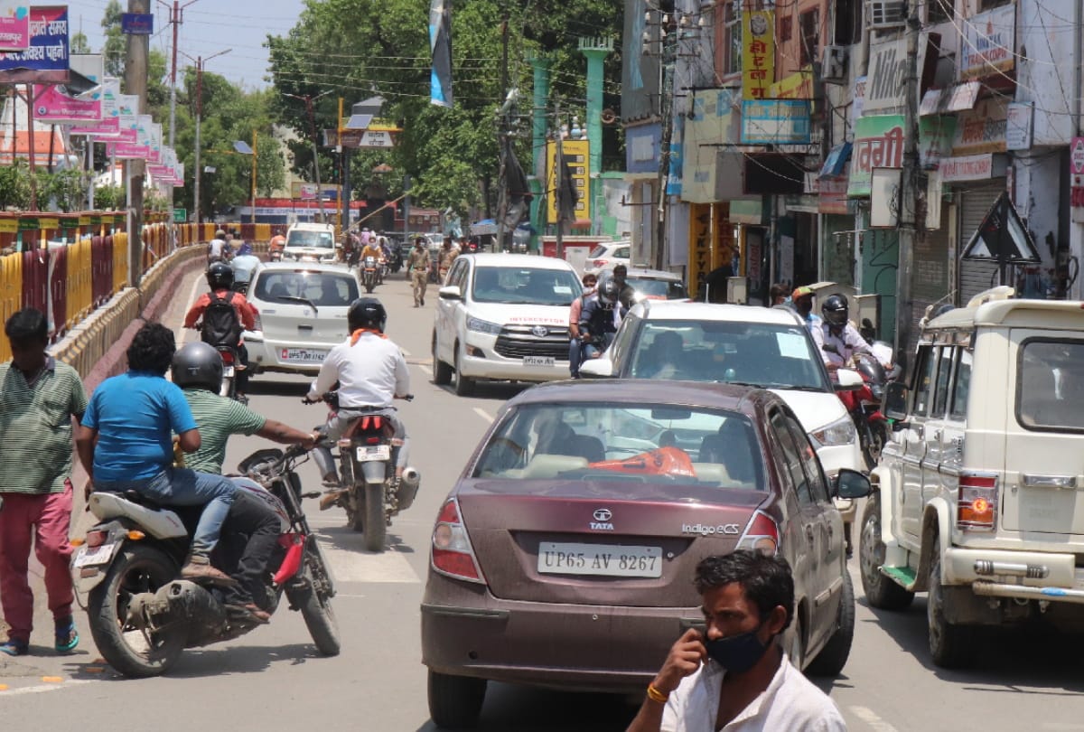 Crowd on city after open shop during lockdown in gorakhpur