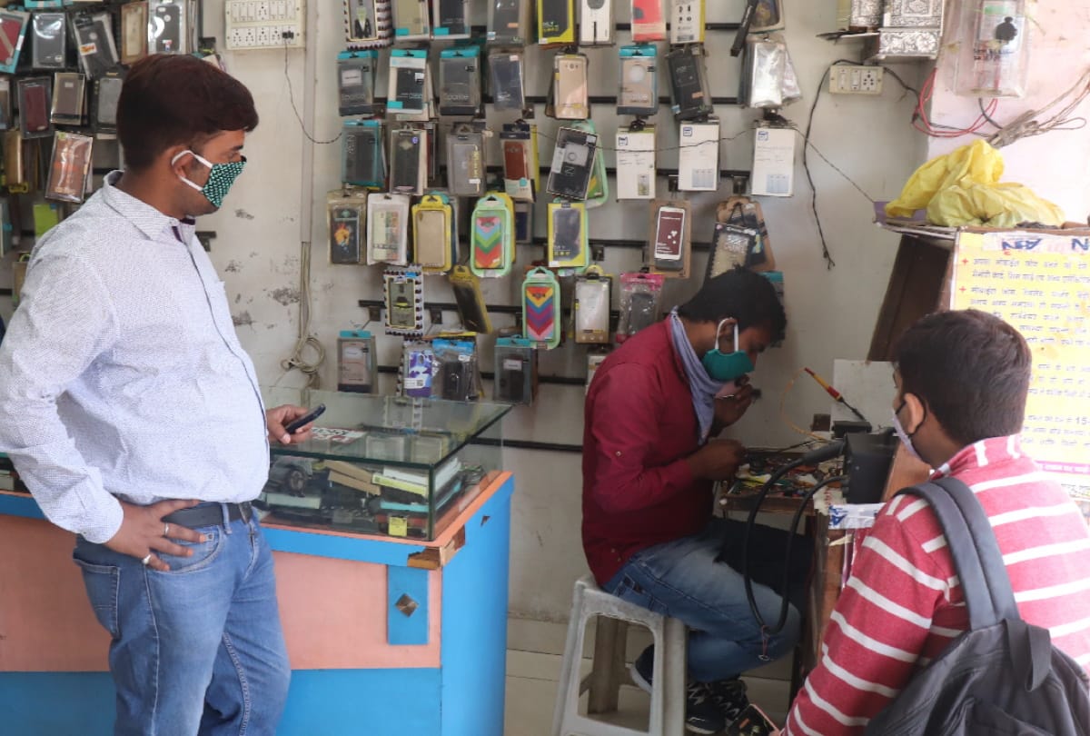 Crowd on city after open shop during lockdown in gorakhpur