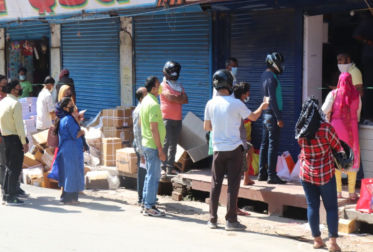 Crowd on city after open shop during lockdown in gorakhpur