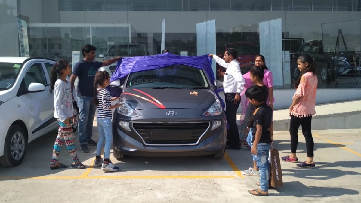 Hyundai is giving discounts on Santro car know price and features