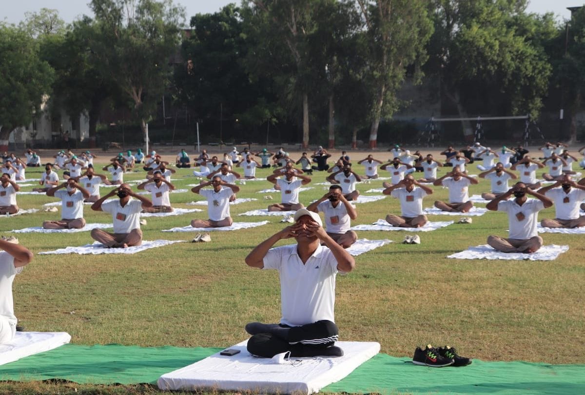 Yoga Tips For Up Police Man During Duty Corona Virus
