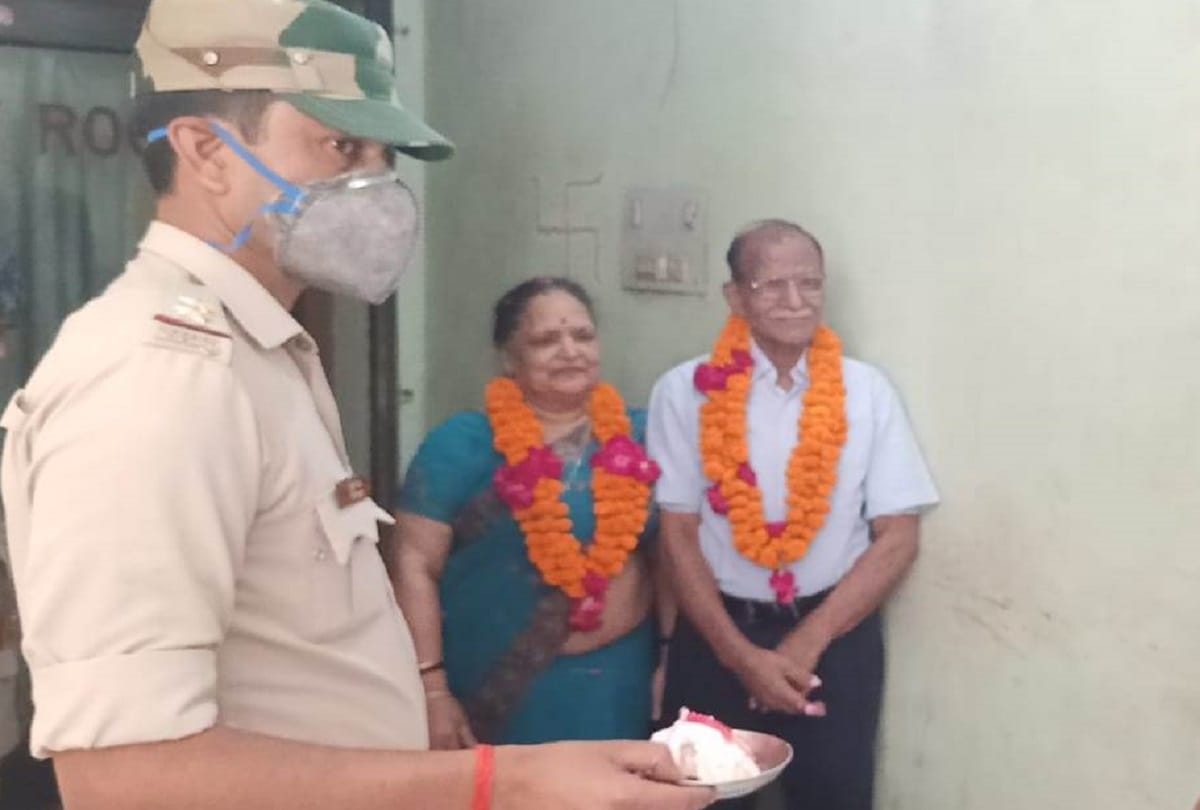 moradabad police celebrate elders couple 50th marriage anniversary