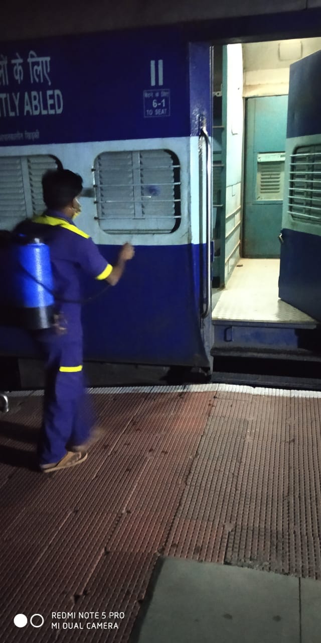Sramic special train came 4 o clock in station