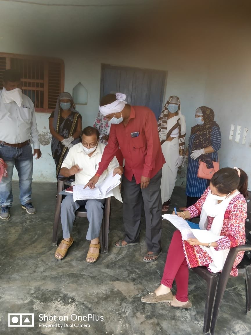 Hathras: Health Department checks up villagers in village Karil