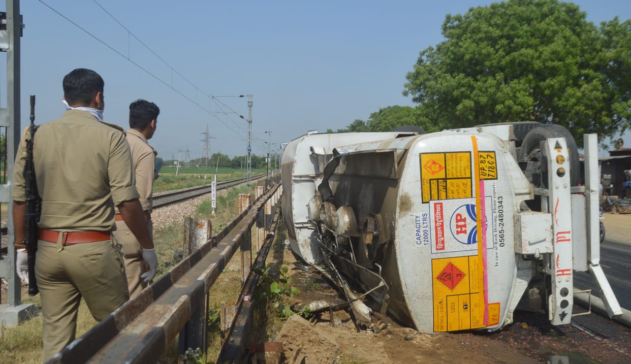Hathras: Diesel-filled tanker unbalanced and overturned on the road, diesel spread