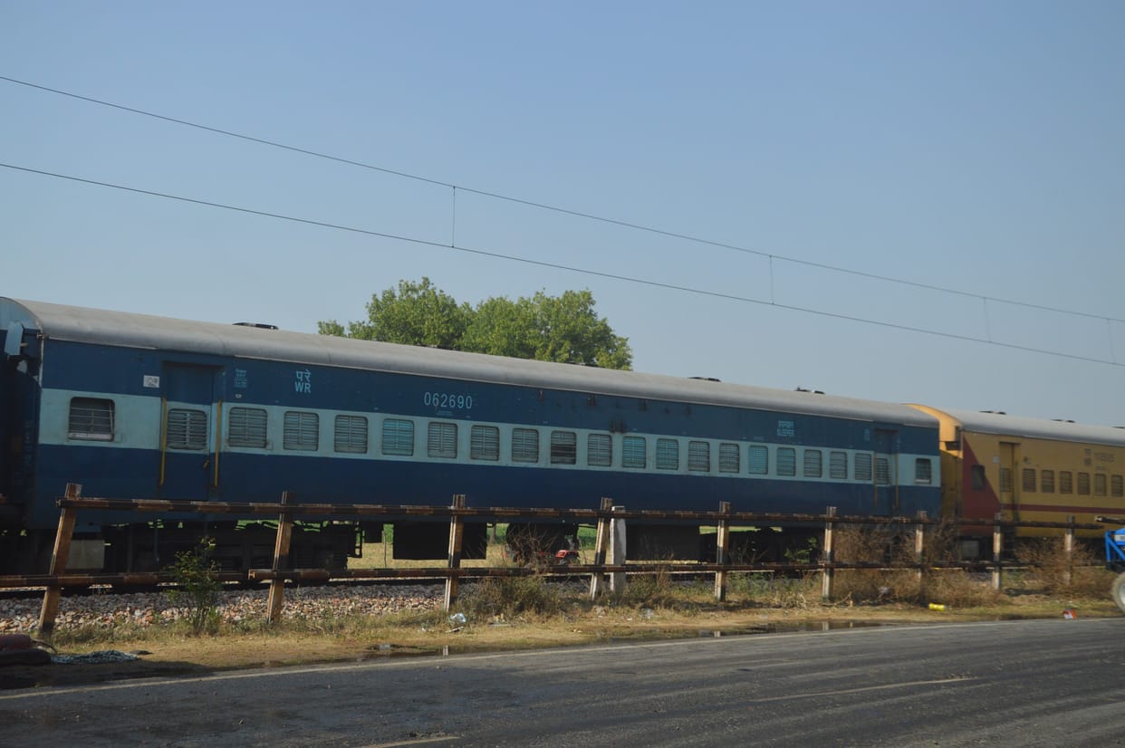 Hathras: Two laborers special train passed through Hathras City