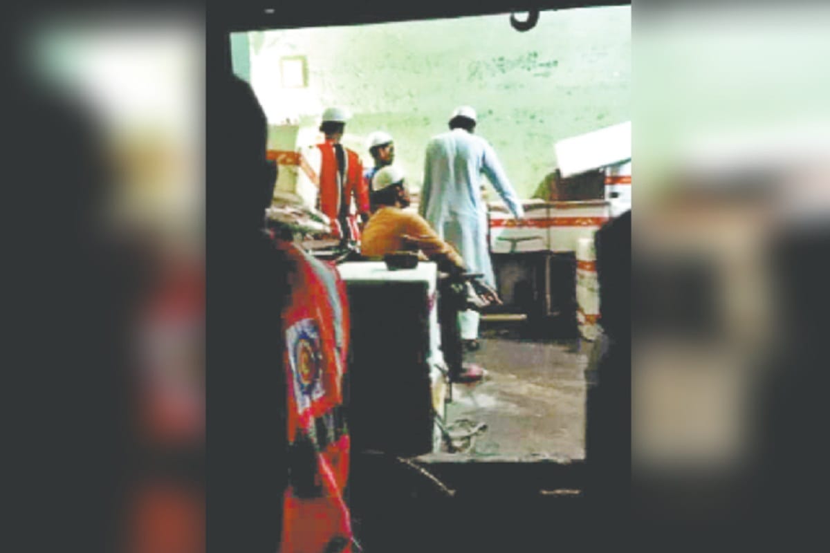 Lockdown Update, fish market open in lockdown in sadar police station area at Meerut City and video viral