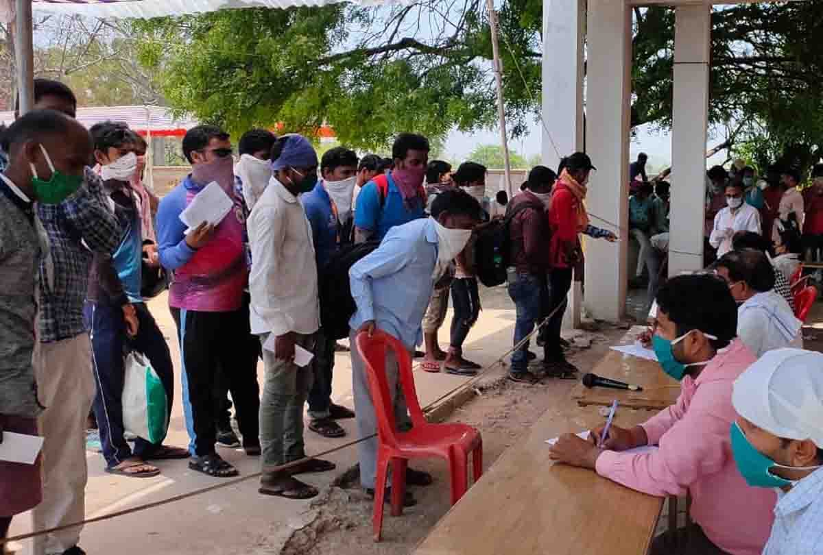 One thousand workers from different states stopped at UP-MP border