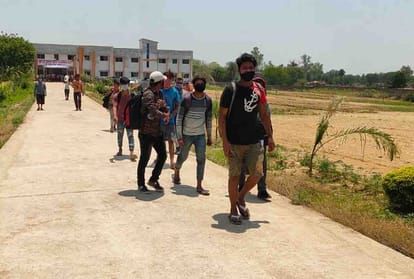 One thousand workers from different states stopped at UP-MP border