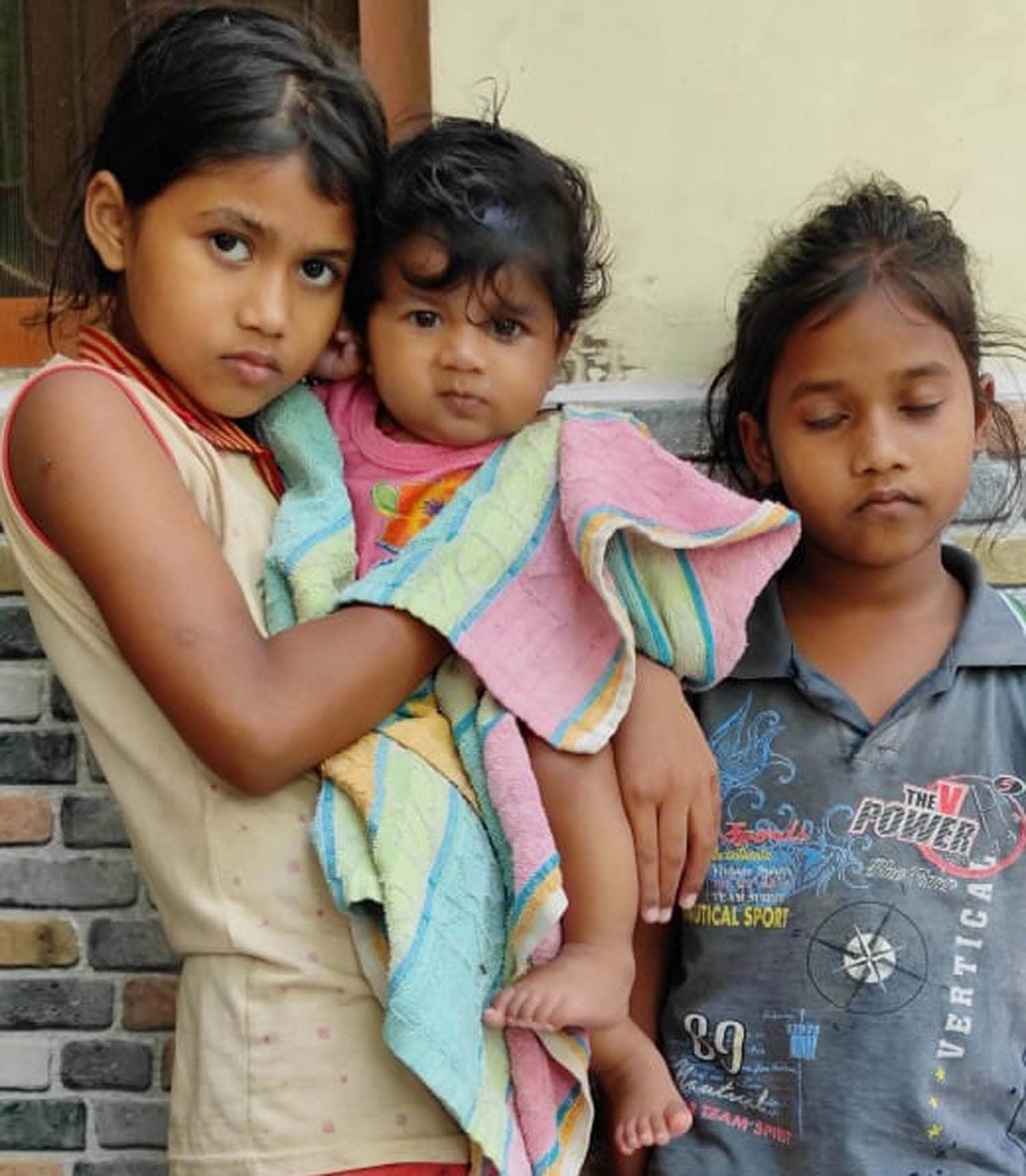 A current with open wire in the house, father of three children raised from the head